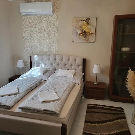 Jokai Apartment *
